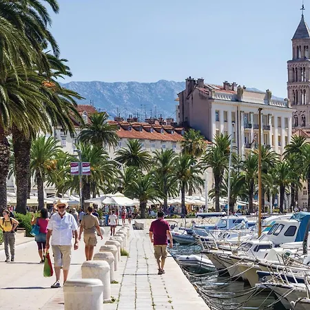 Four-bedroom In Dicmo Holiday home *