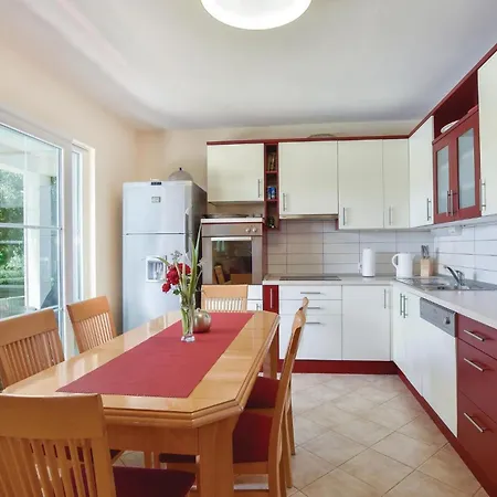בית נופש Four-bedroom In