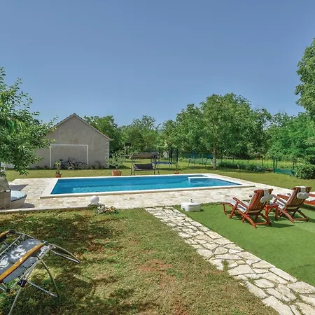 בית נופש Four-bedroom In Dicmo