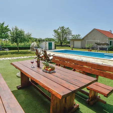 Four-bedroom In בית נופש Dicmo