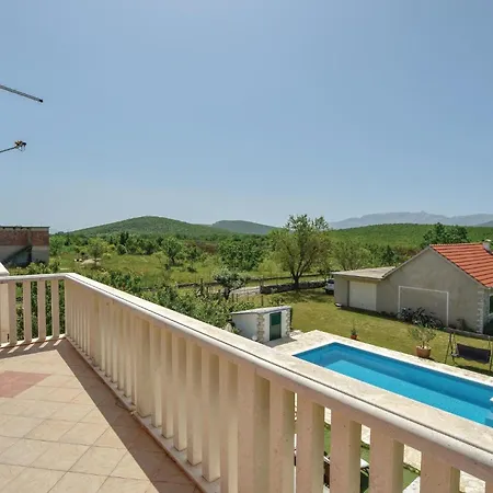 Four-bedroom In Dicmo