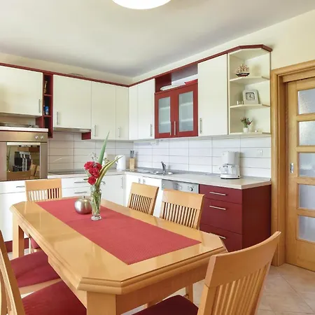 בית נופש Four-bedroom In